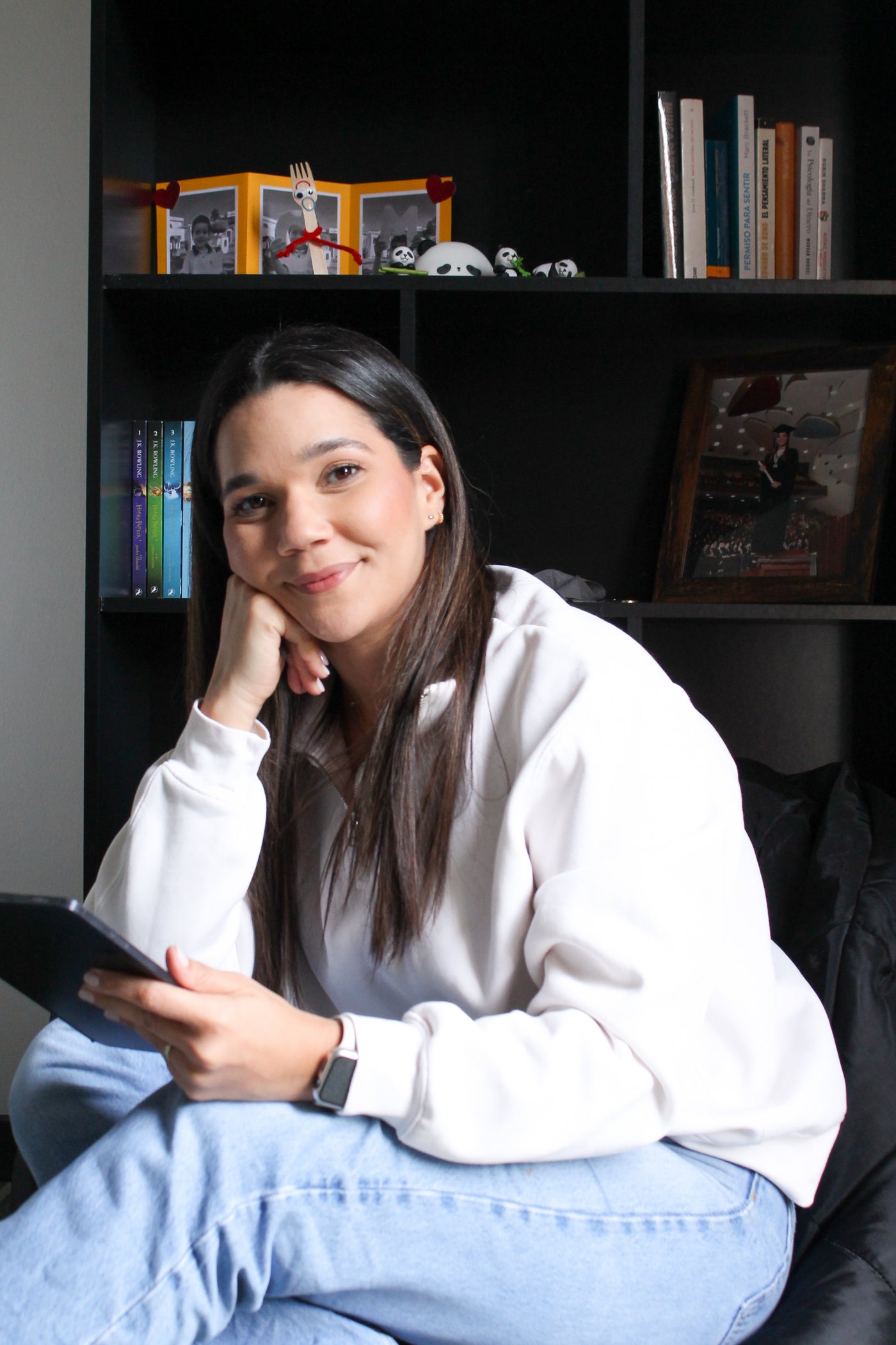 Verónica Pinto, psicóloga online, sonriendo a cámara
