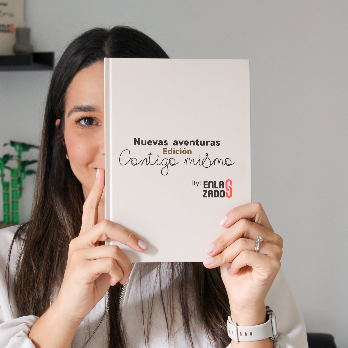 Verónica Pinto con los libros Enlazados